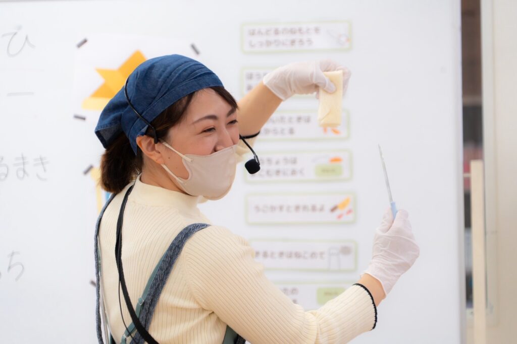 親子で包丁を使って野菜を切る食育体験（瀬戸市の親子料理教室 Little Kitchen）